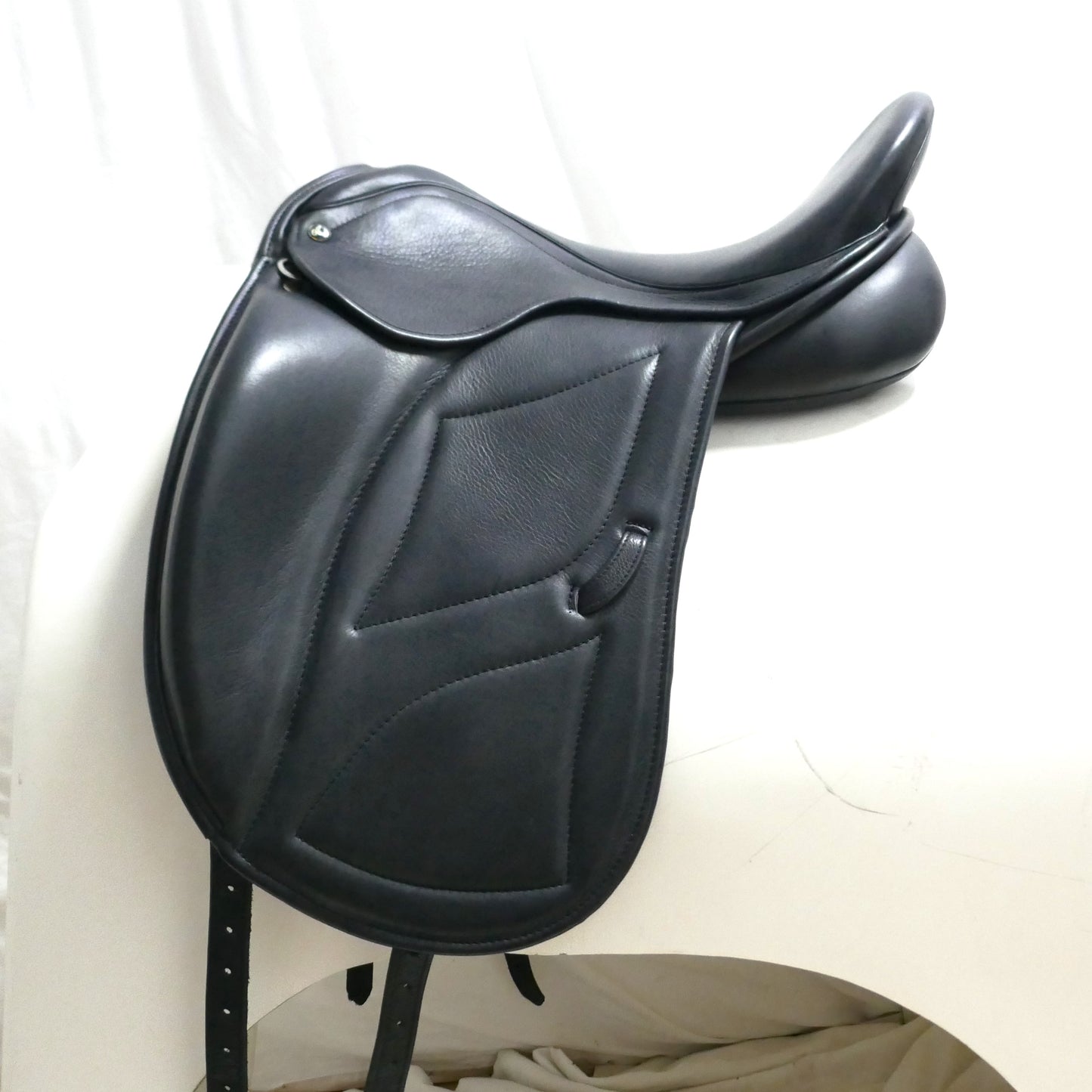 Ideal Impala Professional Dressage Saddle - 17.5" Medium-Wide Black TD72